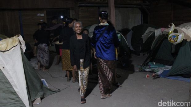 Warga Sedulur Sikep rela menginap di tenda, Rabu (15/3/2023).