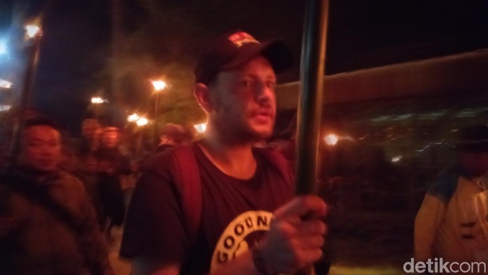 WNA asal Jerman, David, mengikuti peringatan perjuangan Samin Surosentiko di Blora, Rabu (15/3/2023).