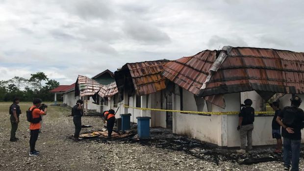 Gedung SMP Negeri 2 Dekai, Kabupaten Yahukimo, Papua Pegunungan hangus terbakar.