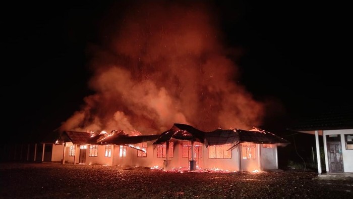 Gedung SMP Negeri 2 Dekai, Kabupaten Yahukimo, Papua Pegunungan hangus terbakar.