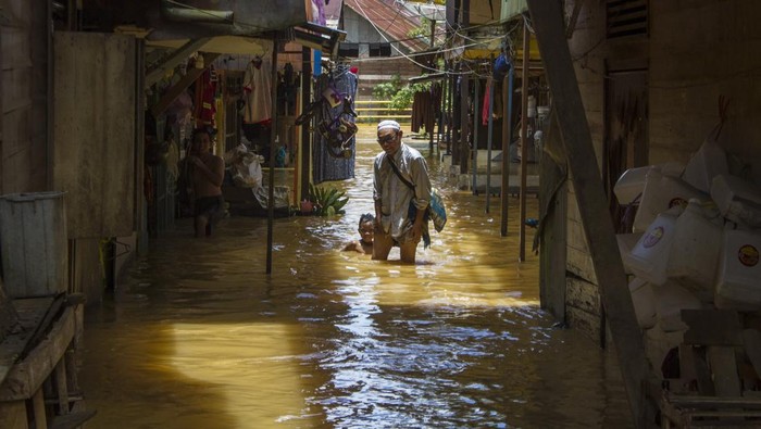 1.340 Rumah Terendam Banjir di Kalimantan Selatan Anak-anak bermain air saat banjir di Barabai, Kabupaten Hulu Sungai Tengah, Kalimantan Selatan, Jumat (17/3/2023). Berdasarkan data BPBD Kabupaten Hulu Sungai Tengah pada Jumat (17/3/2023) sebanyak 4.188 jiwa dan 1.340 rumah di lima Kecamatan terdampak banjir di Kabupaten Hulu Sungai Tengah. ANTARA FOTO/Bayu Pratama S/hp.