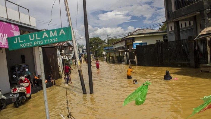 1.340 Rumah Terendam Banjir di Kalimantan Selatan Anak-anak bermain air saat banjir di Barabai, Kabupaten Hulu Sungai Tengah, Kalimantan Selatan, Jumat (17/3/2023). Berdasarkan data BPBD Kabupaten Hulu Sungai Tengah pada Jumat (17/3/2023) sebanyak 4.188 jiwa dan 1.340 rumah di lima Kecamatan terdampak banjir di Kabupaten Hulu Sungai Tengah. ANTARA FOTO/Bayu Pratama S/hp.
