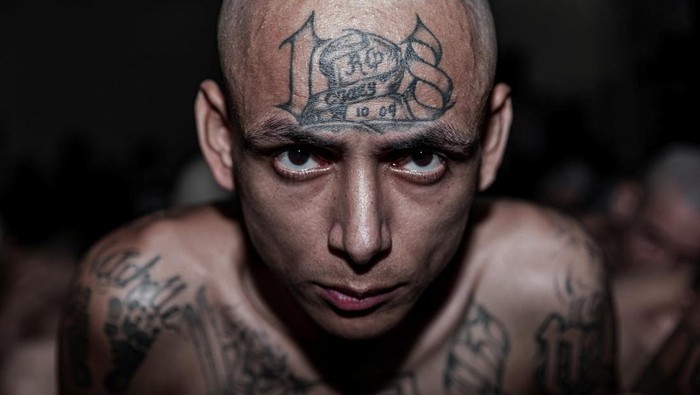 Gang members wait to be taken to their cell after 2000 gang members were transferred to the Terrorism Confinement Center, according to El Salvador's President Nayib Bukele, in Tecoluca, El Salvador, in this handout distributed to Reuters on March 15, 2023. Secretaria de Prensa de la Presidencia/Handout via REUTERS ATTENTION EDITORS - THIS IMAGE HAS BEEN SUPPLIED BY A THIRD PARTY. NO RESALES. NO ARCHIVES     TPX IMAGES OF THE DAY