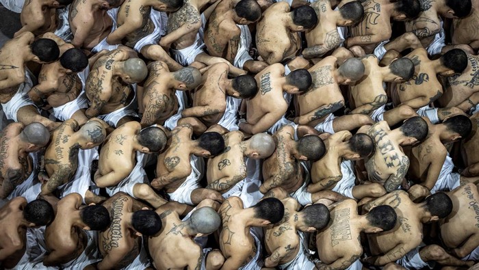 2.000 Gengster El Salvador Dipindahkan ke Penjara Terbesar Dunia Gang members wait to be taken to their cell after 2000 gang members were transferred to the Terrorism Confinement Center, according to El Salvador's President Nayib Bukele, in Tecoluca, El Salvador, in this handout distributed to Reuters on March 15, 2023. Secretaria de Prensa de la Presidencia/Handout via REUTERS ATTENTION EDITORS - THIS IMAGE HAS BEEN SUPPLIED BY A THIRD PARTY. NO RESALES. NO ARCHIVES TPX IMAGES OF THE DAY