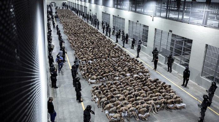 2.000 Gengster El Salvador Dipindahkan ke Penjara Terbesar Dunia Gang members wait to be taken to their cell after 2000 gang members were transferred to the Terrorism Confinement Center, according to El Salvador's President Nayib Bukele, in Tecoluca, El Salvador, in this handout distributed to Reuters on March 15, 2023. Secretaria de Prensa de la Presidencia/Handout via REUTERS ATTENTION EDITORS - THIS IMAGE HAS BEEN SUPPLIED BY A THIRD PARTY. NO RESALES. NO ARCHIVES TPX IMAGES OF THE DAY