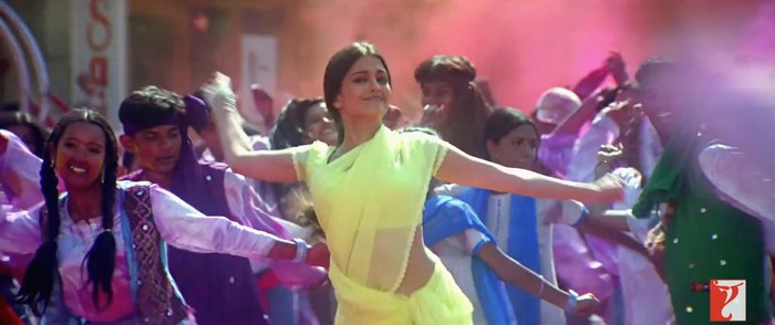 Aishwarya Rai jadi cameo di film Mohabbatein. Di salah satu adegan menari dia mengenakan busana saree berwarna kuning.