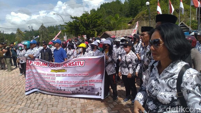 Aksi demo guru SD-SMP di halaman Kantor Bupati Mamasa.
