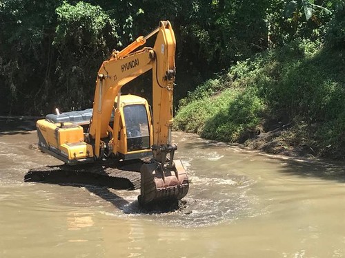 Alat berat yang melakukan normalisasi sungai yang mengancam rumah warga ikut ambles di Dompu, Nusa Tenggara Barat (NTB). (Foto: Istimewa)