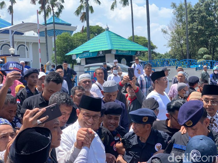 Anies Baswedan di Masjid Al Akbar Surabaya