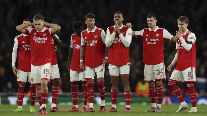 Arsenal players stand on the pitch during the penalty shootout during the Europa League round of 16, second leg, soccer match between Arsenal and Sporting CP at the Emirates stadium in London, Thursday, March 16, 2023. (AP Photo/Ian Walton)