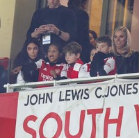 Kim Kardashian tampak memakai coat putih. Sementara itu, Saint West muncul dengan jersey Arsenal. Daily Mail mengabarkan, jersey tersebut merupakan seragam tim Arsenal Women dengan nomor punggung 15 milik Katie McCabe. Foto Saint menyaksikan aksi Arsenal dengan kaus tersebut sempat diunggah McCabe di Instagram Story. Saint West has good taste, tulisnya. (Foto: Offside via Getty Images/Charlotte Wilson/Offside)