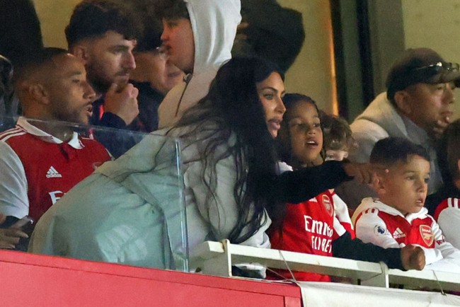 Babak 16 besar Liga Europa yang mempertemukan Arsenal (Inggris) dan Sporting CP (Portugal) berlangsung di Emirates Stadium, London, Jumat (17/3/2023). Di bangku penonton, Kim Kardashian ternyata ikut menyaksikan pertandingan tersebut. Ia membawa serta Saint West, anak keduanya dengan Kanye West. (Foto: Getty Images/Marc Atkins)