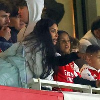 Babak 16 besar Liga Europa yang mempertemukan Arsenal (Inggris) dan Sporting CP (Portugal) berlangsung di Emirates Stadium, London, Jumat (17/3/2023). Di bangku penonton, Kim Kardashian ternyata ikut menyaksikan pertandingan tersebut. Ia membawa serta Saint West, anak keduanya dengan Kanye West. (Foto: Getty Images/Marc Atkins)