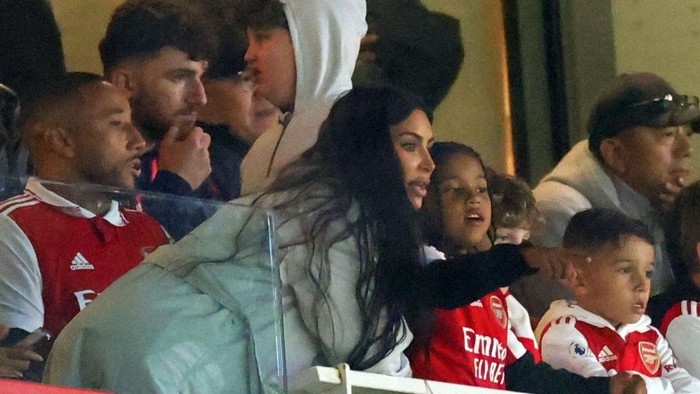 LONDON, ENGLAND - MARCH 16:  Kim Kardashian watches from the stands with her son Saint West during the UEFA Europa League round of 16 leg two match between Arsenal FC and Sporting CP at Emirates Stadium on March 16, 2023 in London, United Kingdom. (Photo by Marc Atkins/Getty Images)