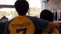 Atta Halilintar dan Aurel Hermansyah keluar toko merchandise Al-Nassr dengan mengenakan jersey Cristiano Ronaldo. Foto: Instagram Atta Halilintar