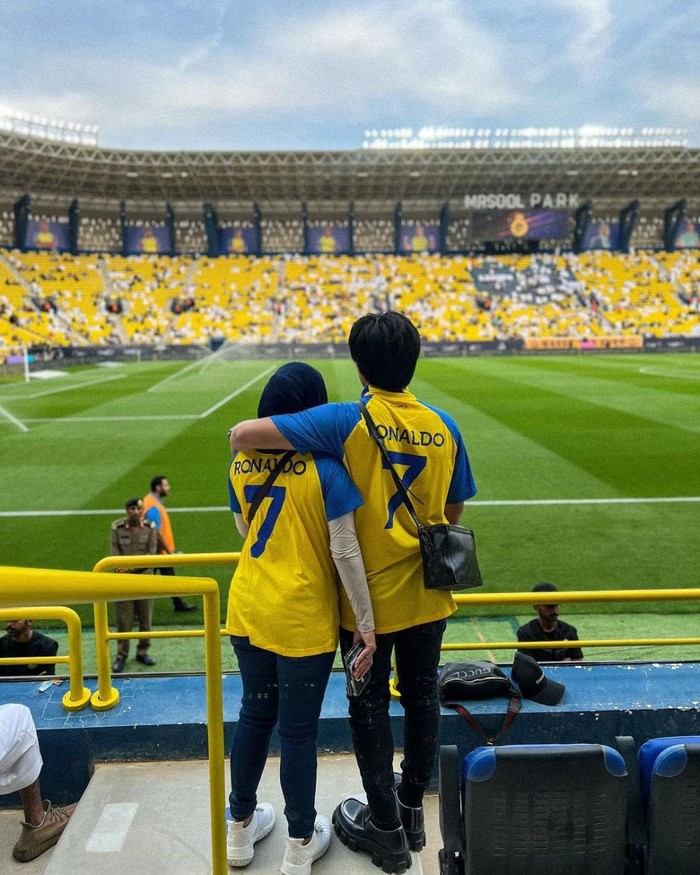 Atta Halilintar dan Aurel Hermansyah menyaksikan pertandingan Cristiano Ronaldo di markas Al-Nassr.