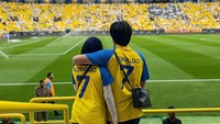 Atta Halilintar dan Aurel Hermansyah menunggu pertandingan dimulai. Foto: Instagram Atta Halilintar