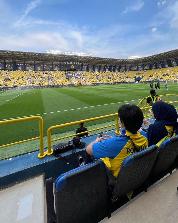Atta Halilintar dan Aurel Hermansyah menyaksikan pertandingan Cristiano Ronaldo di markas Al-Nassr.