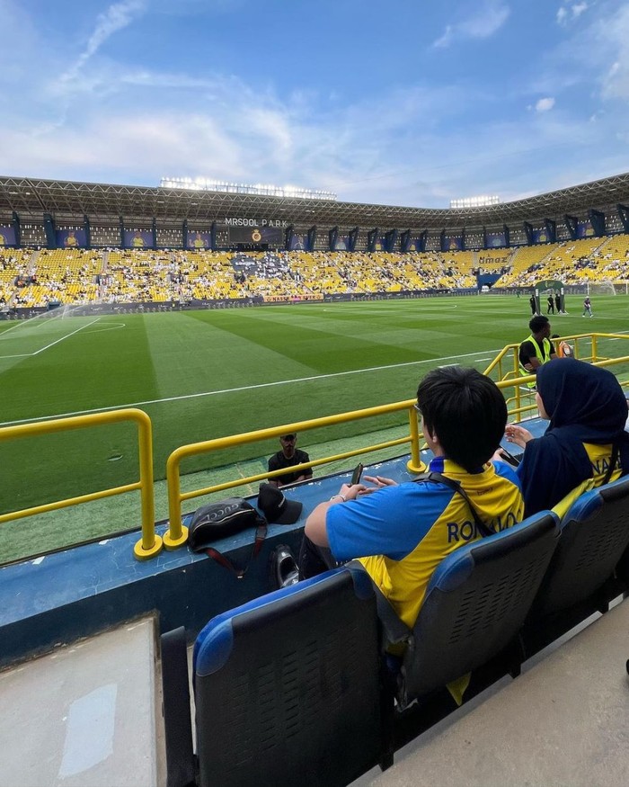 Atta Halilintar dan Aurel Hermansyah Atta Halilintar dan Aurel Hermansyah menyaksikan pertandingan Cristiano Ronaldo di markas Al-Nassr.