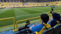 Atta Halilintar dan Aurel Hermansyah menyaksikan pertandingan Al-Nassr. Foto: Instagram Atta Halilintar