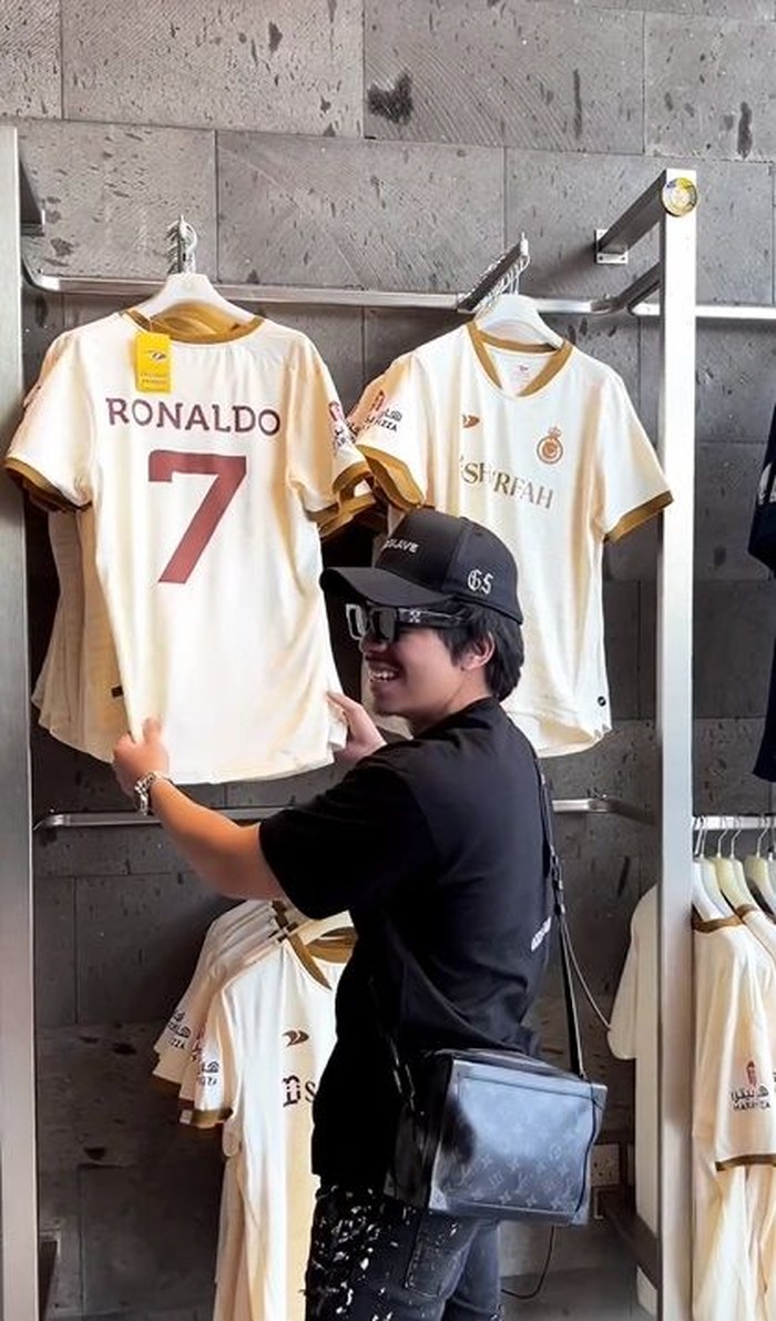 Atta Halilintar dan Aurel Hermansyah Atta Halilintar dan Aurel Hermansyah menyaksikan pertandingan Cristiano Ronaldo di markas Al-Nassr.