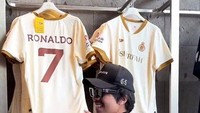 Atta Halilintar tampak memilih jersey Cristiano Ronaldo dengan nomor punggung 7. Foto: Instagram Atta Halilintar