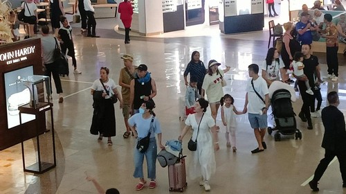 Suasana Terminal Keberangkatan Internasional Bandara I Gusti Ngurah Rai Bali, Jumat (17/3/2023).