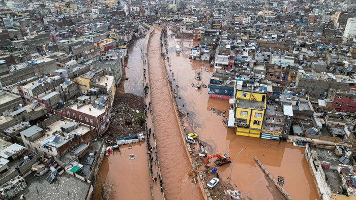 Banjir bandang Turki 2023 membuat sejumlah wilayah terendam genangan air. Banjir tersebut melanda wilayah Turki yang sebelumnya diguncang gempa bumi M 7,8.