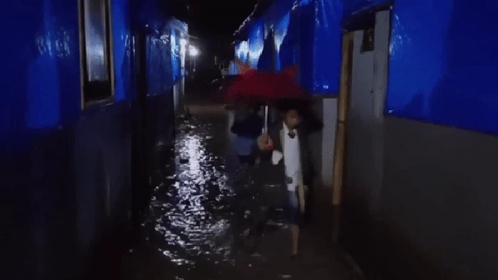 Banjir merendam tenda pengungsian korban gempa di Desa Rancagoong Kecamatan Cilaku Cianjur