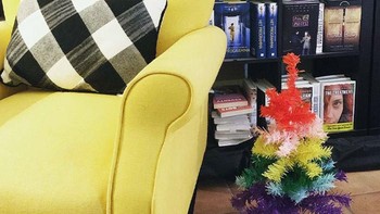 Kayaknya efek filter foto deh. Makanya mainan pohon yang datang tak sesuai yang ditawarkan penjual. Foto: (Bored Panda)