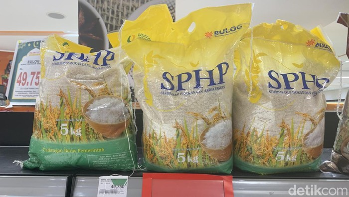 Beras SPHP Bulog di Transmart Delipark Medan.