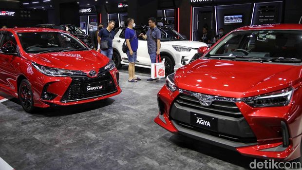 Sejumlah pengunjung memilih mobil di pameran Gaikindo Jakarta Auto week, JCC, Senayan, Jakarta Selatan, Kamis (17/3/2023). Pameran GAIKINDO Jakarta Auto Week (GJAW) 2023 diyakini menjadi momen tepat untuk masyarakat membeli mobil baru buat mudik Lebaran tahun ini.