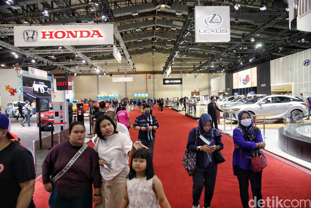 Sejumlah pengunjung memilih mobil di pameran Gaikindo Jakarta Auto week, JCC, Senayan, Jakarta Selatan, Kamis (17/3/2023). Pameran GAIKINDO Jakarta Auto Week (GJAW) 2023 diyakini menjadi momen tepat untuk masyarakat membeli mobil baru buat mudik Lebaran tahun ini.