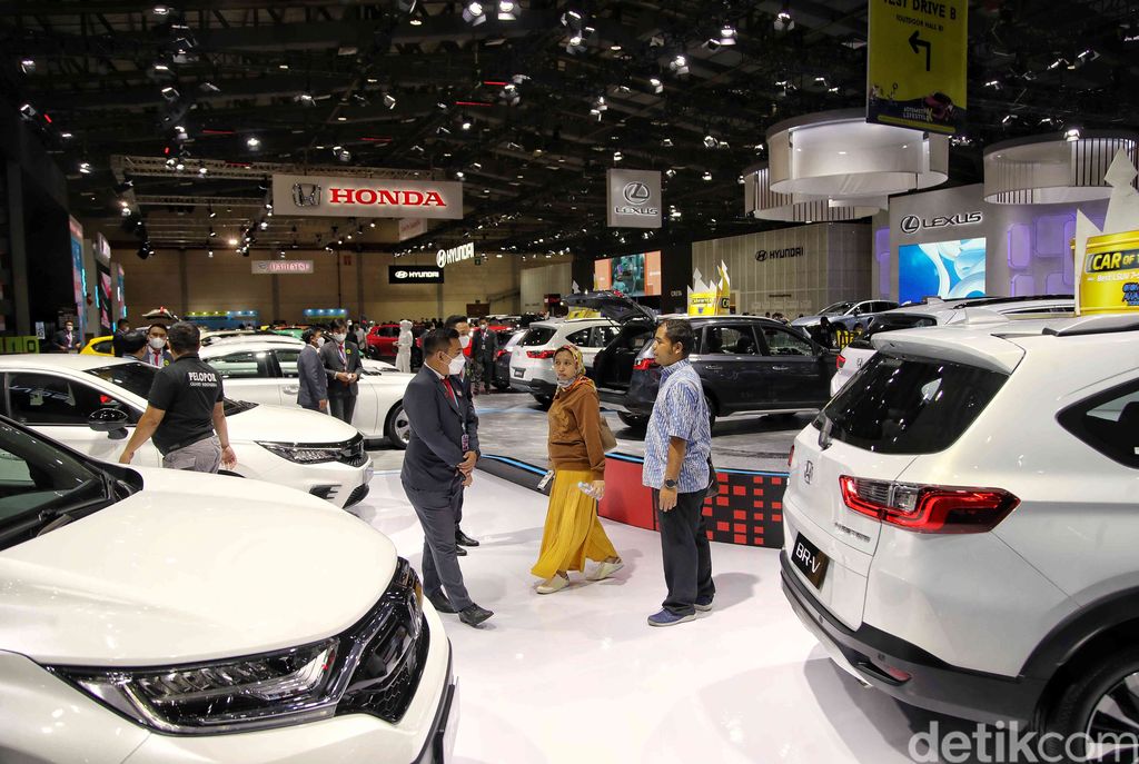 Sejumlah pengunjung memilih mobil di pameran Gaikindo Jakarta Auto week, JCC, Senayan, Jakarta Selatan, Kamis (17/3/2023). Pameran GAIKINDO Jakarta Auto Week (GJAW) 2023 diyakini menjadi momen tepat untuk masyarakat membeli mobil baru buat mudik Lebaran tahun ini.