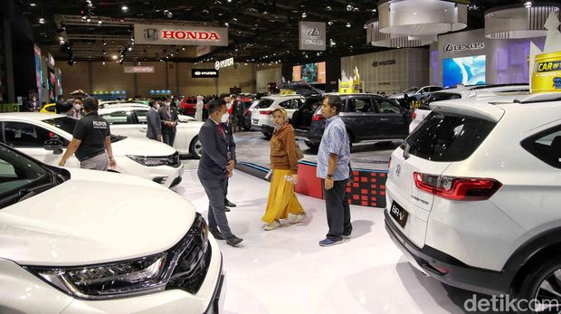 Sejumlah pengunjung memilih mobil di pameran Gaikindo Jakarta Auto week, JCC, Senayan, Jakarta Selatan, Kamis (17/3/2023). Pameran GAIKINDO Jakarta Auto Week (GJAW) 2023 diyakini menjadi momen tepat untuk masyarakat membeli mobil baru buat mudik Lebaran tahun ini.