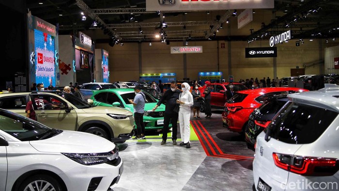 Sejumlah pengunjung memilih mobil di pameran Gaikindo Jakarta Auto week, JCC, Senayan, Jakarta Selatan, Kamis (17/3/2023). Pameran GAIKINDO Jakarta Auto Week (GJAW) 2023 diyakini menjadi momen tepat untuk masyarakat membeli mobil baru buat mudik Lebaran tahun ini.