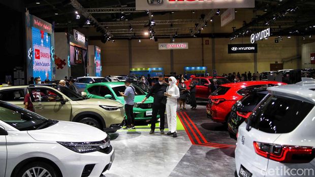 Sejumlah pengunjung memilih mobil di pameran Gaikindo Jakarta Auto week, JCC, Senayan, Jakarta Selatan, Kamis (17/3/2023). Pameran GAIKINDO Jakarta Auto Week (GJAW) 2023 diyakini menjadi momen tepat untuk masyarakat membeli mobil baru buat mudik Lebaran tahun ini.