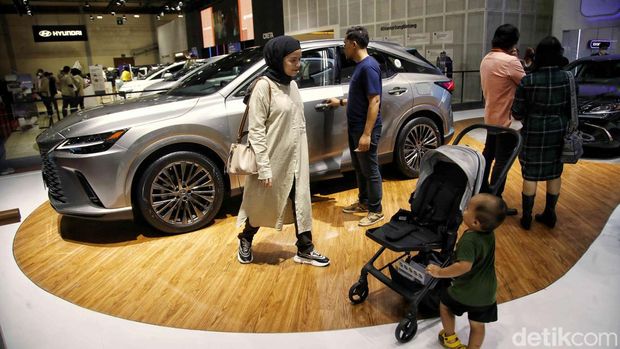 Sejumlah pengunjung memilih mobil di pameran Gaikindo Jakarta Auto week, JCC, Senayan, Jakarta Selatan, Kamis (17/3/2023). Pameran GAIKINDO Jakarta Auto Week (GJAW) 2023 diyakini menjadi momen tepat untuk masyarakat membeli mobil baru buat mudik Lebaran tahun ini.