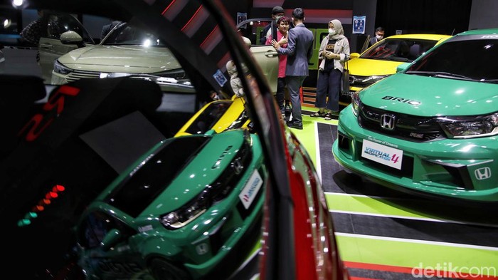 Sejumlah pengunjung memilih mobil di pameran Gaikindo Jakarta Auto week, JCC, Senayan, Jakarta Selatan, Kamis (17/3/2023). Pameran GAIKINDO Jakarta Auto Week (GJAW) 2023 diyakini menjadi momen tepat untuk masyarakat membeli mobil baru buat mudik Lebaran tahun ini.