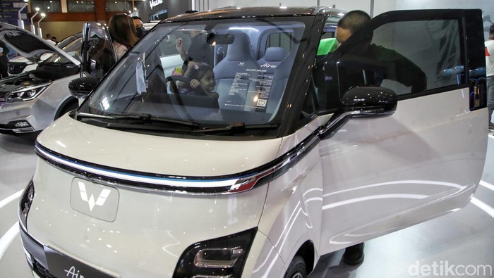 Berburu Mobil Mudik Lebaran di Gaikindo Jakarta Auto Week Sejumlah pengunjung memilih mobil di pameran Gaikindo Jakarta Auto week, JCC, Senayan, Jakarta Selatan, Kamis (17/3/2023). Pameran GAIKINDO Jakarta Auto Week (GJAW) 2023 diyakini menjadi momen tepat untuk masyarakat membeli mobil baru buat mudik Lebaran tahun ini.