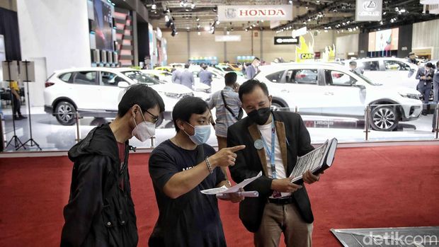 Sejumlah pengunjung memilih mobil di pameran Gaikindo Jakarta Auto week, JCC, Senayan, Jakarta Selatan, Kamis (17/3/2023). Pameran GAIKINDO Jakarta Auto Week (GJAW) 2023 diyakini menjadi momen tepat untuk masyarakat membeli mobil baru buat mudik Lebaran tahun ini.