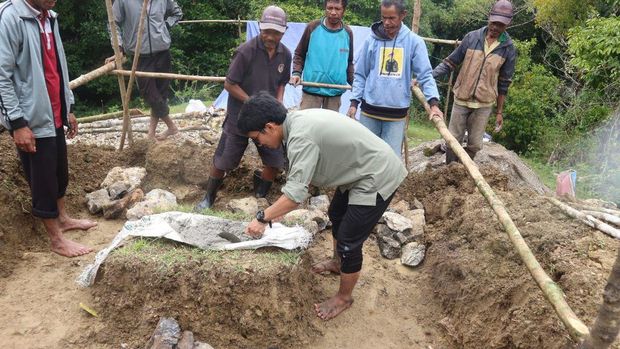Peletakan batu pertama dilakukan untuk proses pembangunan pengadaan air bersih di Lelogama, Nusa Tenggara Timur. Hal ini berkat bantuan donasi sahabat baik.