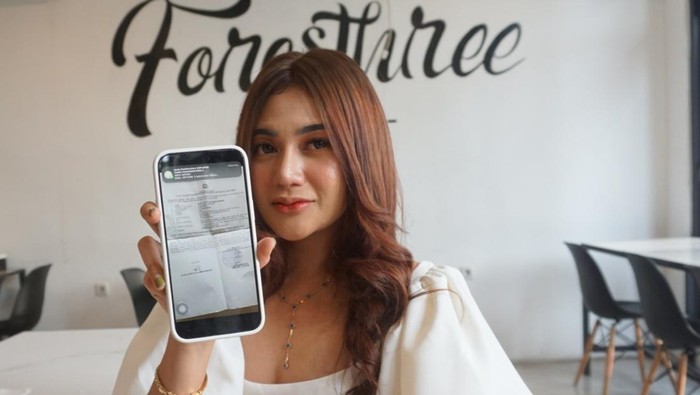 Biduan dangdut yang dilempar pot oleh LC di Mojokerto