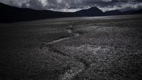 Bagian danau Serre-Poncon yang biasanya terendam di Prancis selatan, Selasa, 14 Maret 2023. Prancis mencatat kekeringan musim dingin terpanjang sejak pencatatan dimulai pada tahun 1959. Di sekitar Prancis, penduduk berbagi gambar dasar sungai yang mengering atau menyusut danau, pemandangan mengejutkan di kedalaman musim dingin. AP/Daniel Cole  