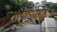 Sebuah jalan yang menghubungkan dua kota Blantyre dan Lilongwe terlihat rusak akibat hujan lebat akibat Topan Tropis Freddy di Blantyre, Malawi Selasa, 14 Maret 2023. Topan yang tak henti-hentinya melanda Afrika bagian selatan telah menewaskan ratusan orang di Malawi dan Mozambik. AP/Thoko Chikondi  