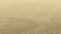 Pemandangan jalan raya saat terjadi badai debu di Beijing, Jumat, 10 Maret 2023. Pencakar langit menghilang ke dalam kabut dan kualitas udara anjlok saat ibu kota China diselimuti badai debu dan polusi berat. AP/Borg Wong