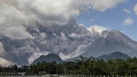 Begitu juga dengan di Indonesia. Gunung Merapi kembali mengeluarkan material vulkanik saat erupsi di Sleman, Indonesia, Sabtu, 11 Maret 2023. AP Photo/Slamet Riyadi  