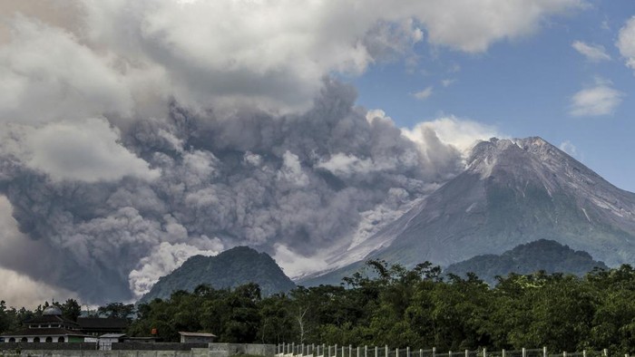 Mount Merapi releases volcanic materials during an eruption in Sleman, Indonesia, Saturday, March 11, 2023. (AP Photo/Slamet Riyadi)