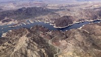 Dalam foto udara ini, cincin bak mandi mineral ringan menunjukkan tanda air yang tinggi di tepi Danau Mead di sepanjang perbatasan Nevada dan Arizona, Senin, 6 Maret 2023, dekat Boulder City, Nev. Rekor hujan salju dan hujan telah membantu melonggarkan cengkeraman kekeringan di bagian barat AS seperti yang diperingatkan oleh peramal cuaca nasional dan pakar iklim pada hari Kamis, 16 Maret, bahwa beberapa daerah akan mengalami lebih banyak banjir saat salju mulai mencair. Tingkat penyimpanan air tanah dan waduk — yang membutuhkan waktu lebih lama untuk bangkit kembali — tetap berada di posisi terendah dalam sejarah. AP/John Locher  