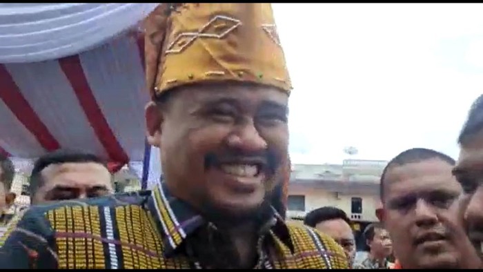 Bobby Nasution tertawa menanggapi jawaban Ketua DPRD Medan (Foto: Istimewa)